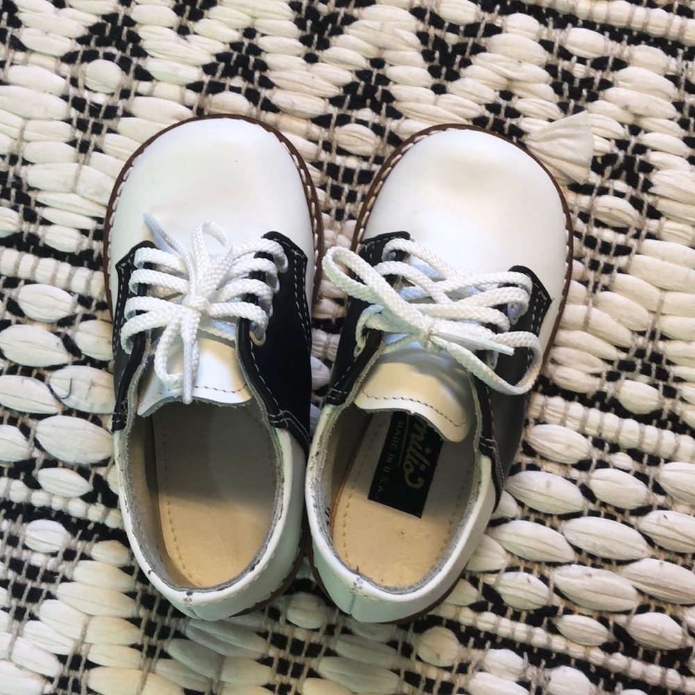Amilio toddler boy black and white oxford sz 5 1/2